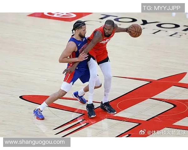 活塞与小牛在NBA夏季联赛中激战正酣新星球员表现引人瞩目